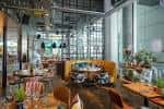 Vista amplia del salón principal del bar con iluminación cálida y mobiliario moderno