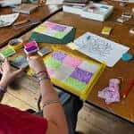 Participante creando arte en un taller comunitario
