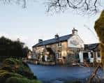 Vista exterior del pub The Three Merry Lads junto al río