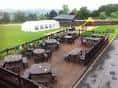 Terraza exterior con mesas dispuestas para eventos o reuniones