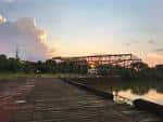 Vista exterior de Turkey Bend en el atardecer con la estructura metálica junto al río