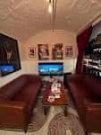 Sala privada con sofás de cuero y estanterías de vino