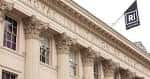 Fachada neoclásica del Royal Institution con columnas y bandera institucional
