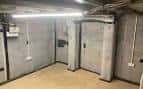 Interior de un sótano convertido con paredes de hormigón y suelo terminado