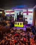 Vista panorámica del interior con escenario y pantalla decorada con banderas
