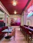 Sala de estar o lounge con mesas y sofás rojos