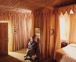Interior de una habitación con decoración clásica y cortinas doradas