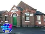 Vista exterior del Papplewick Pumping Station con chimenea y estanque