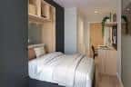Habitación tipo estudio con cama y espacio de trabajo