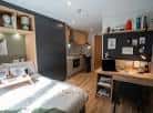 Interior de un apartamento con cocina y zona de descanso