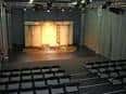 Escenario vacío del Courtyard Theatre con iluminación profesional y gradas frente a él