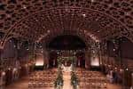 Vista del Gran Salón durante una ceremonia de boda con pasillo central adornado y techo abovedado visible