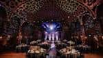 Gran Salón del Battersea Arts Centre iluminado para un evento nocturno con mesas redondas y decoración festiva