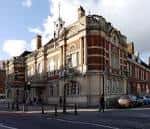 Fachada exterior del Battersea Arts Centre en Londres, mostrando su arquitectura victoriana de ladrillo rojo
