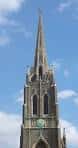 Primer plano de la aguja y el reloj de la torre de la iglesia