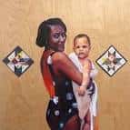Pintura de una mujer sosteniendo a un bebé con decoraciones geométricas en la pared
