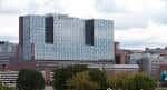 Panorámica del hospital desde una distancia media, mostrando su estructura principal