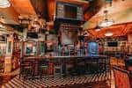 Interior del bar con barra de madera y decoración irlandesa