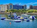 Vista panorámica del Aqua Park con estructuras inflables flotantes en el agua
