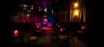 Interior del Aces & Eights Saloon Bar con escenario iluminado y ambiente de bar