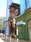 Escultura del Hombre Verde en la fachada de un edificio en Birmingham