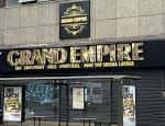 Fachada del Grand Empire en Catford con letrero dorado y entrada principal