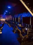 Zona de simuladores de carreras en el lounge