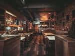 Interior del café con barra de madera, mesas y ambiente acogedor