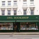 Fachada exterior de la librería Owl Bookshop con letrero verde