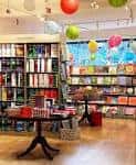Interior decorado de la librería con globos y estanterías llenas de libros