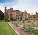 Vista exterior de Thrumpton Hall con jardines y césped