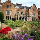 Entrada de Thrumpton Hall con flores en primer plano