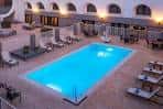 Piscina exterior con tumbonas y arquitectura moderna