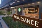Entrada principal con letrero Renaissance y Starbucks