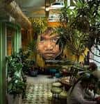 Interior del Coco Tang con decoración tropical y murales artísticos