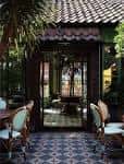 Entrada exterior del Coco Tang con terraza y mobiliario acogedor
