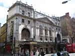 Vista exterior diurna del Wyndham's Theatre mostrando su fachada clásica y entrada principal