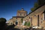 Fachada principal del Quentin Blake Centre en un día soleado