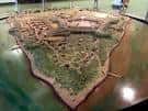 Maqueta detallada del fuerte histórico en el interior del museo
