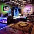 Interior del Zen Arcade con iluminación de neón y decoración estilo arcade