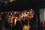 Interior del local Commune con músicos en vivo y público disfrutando