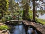 Puente sobre un arroyo en el jardín