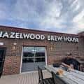 Fachada exterior del Hazelwood Brew House con terraza