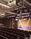Interior del club de comedia con butacas y escenario