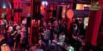 Interior del Blundell Supper Club con ambiente festivo y luces rojas