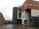 Vista exterior del Leith Community Centre con fachada moderna y cielo nublado