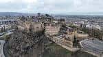 Vista aérea del castillo y la ciudad de Edimburgo desde una perspectiva elevada