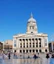Vista frontal del Nottingham Council House con su cúpula característica bajo un cielo azul despejado