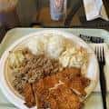 Plato de comida servido en bandeja con arroz y pollo