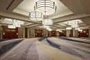 Sala de eventos espaciosa con iluminación moderna y alfombras decorativas
